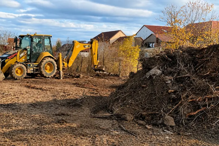 Excavator CAT pe șantier