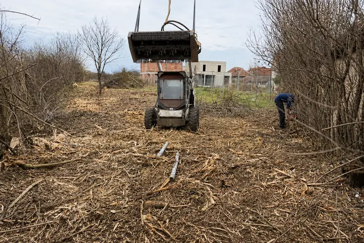 Defrișare cu bobcat și tocător