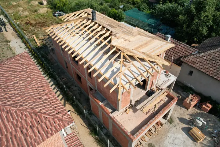 Șarpantă din lemn pe casă nouă