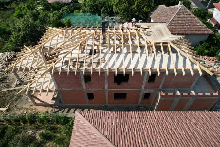 Echipă la montajul șarpantei