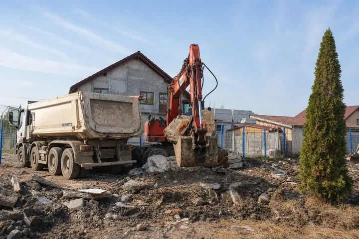 Excavator și camion la evacuare moloz