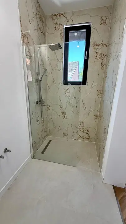 Duș walk-in placat cu ceramică