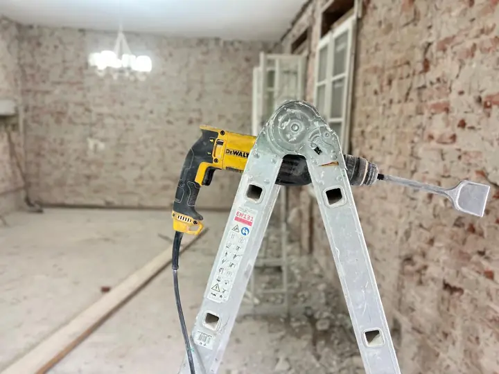 Decopertarea controlată a tencuielii interioare
