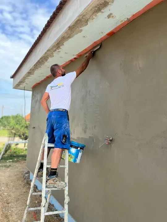 Aplicarea tencuielii pe fațadă