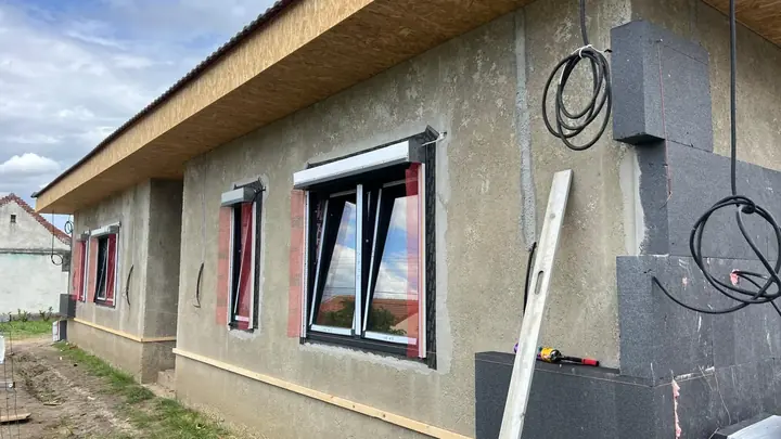 Pregătirea fațadei și a contururilor ferestrelor
