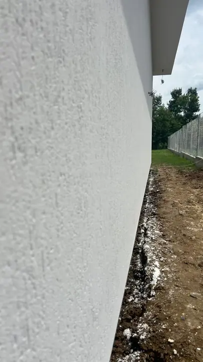 Fațadă finisată cu tencuială decorativă