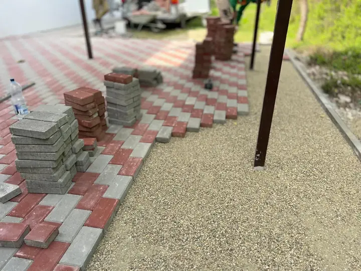 Montajul pavelelor într-o curte