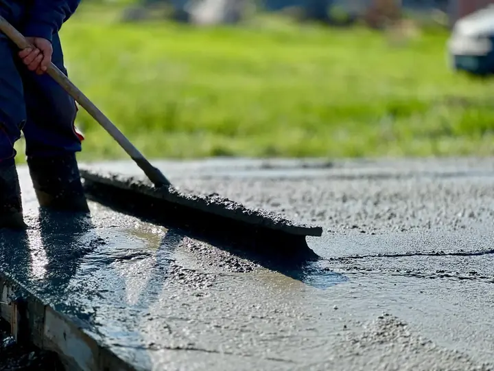 Nivelarea și finisarea unei plăci de beton